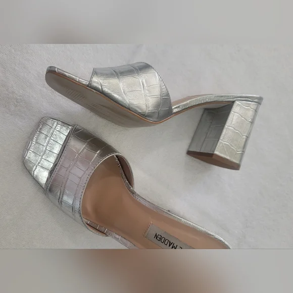 Steve Madden Silver Metallic Mules. Size 8 - Picture 7 of 8